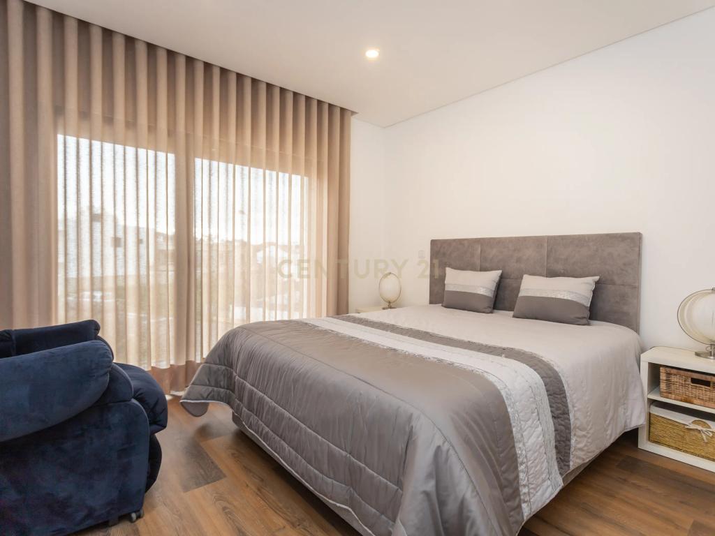 MORADIA ISOLADA na CAPARICA T4 c/ 3 SUITES, PISCINA AQUECIDA e PAINÉIS FOTOVOLTAICOS - Image 35