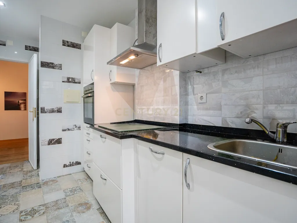 Apartamento T3 Transformado em T2 - Logradouro e Garagem BOX - Junto ao Tribunal e Parque Municipal - Montijo - Image 10