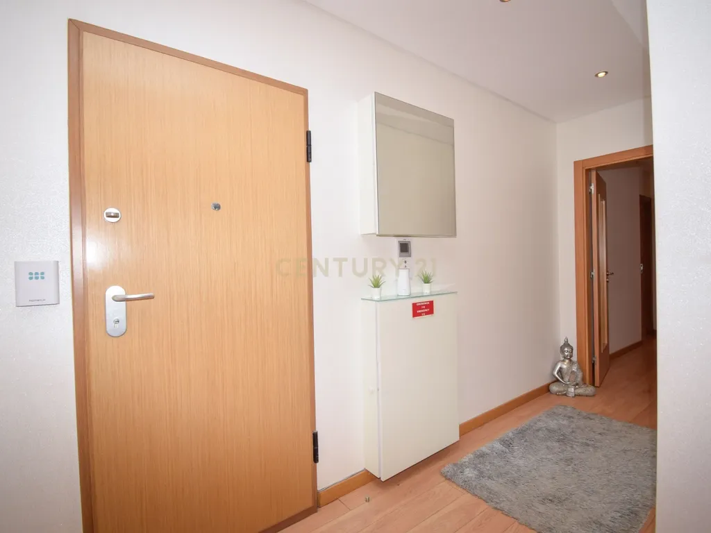 Apartamento T3 com Áreas Generosas e Vista Desafogada - Image 18