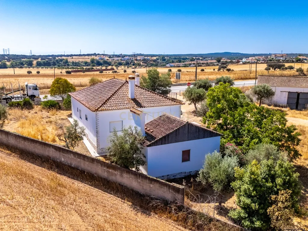 Propriedade, em Prédio Misto, com 17.000m2 localizada a 5Km de Estremoz - Image 2