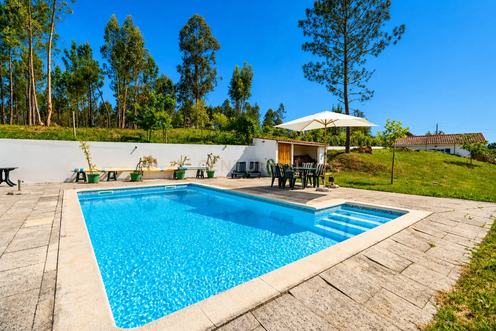Fotografia 12 de Moradia T3 em bom estado com terraço, piscina, jardim e garagem numa localização sossegada a 2 min. de Vila Nova de Poiares