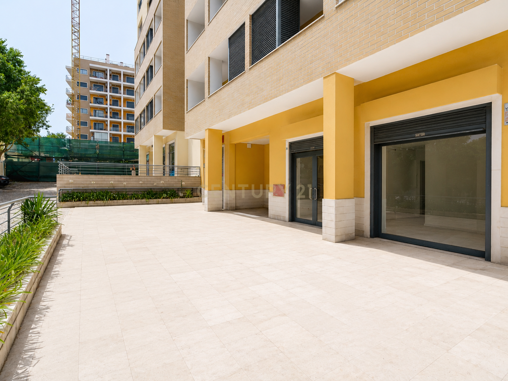 Loja com excelente visibilidade na Urbanização Vila Chã | 92 m² - Image 1