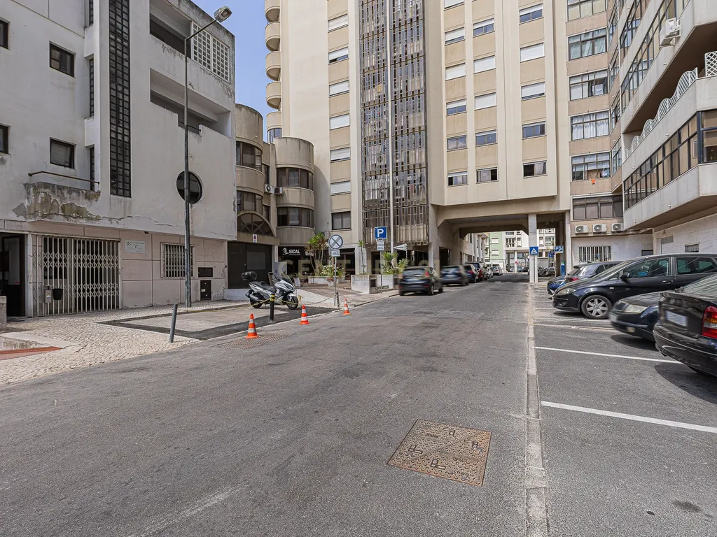 T4 com 180 m² e Garagem Box no Areeiro, Lisboa - Image 36