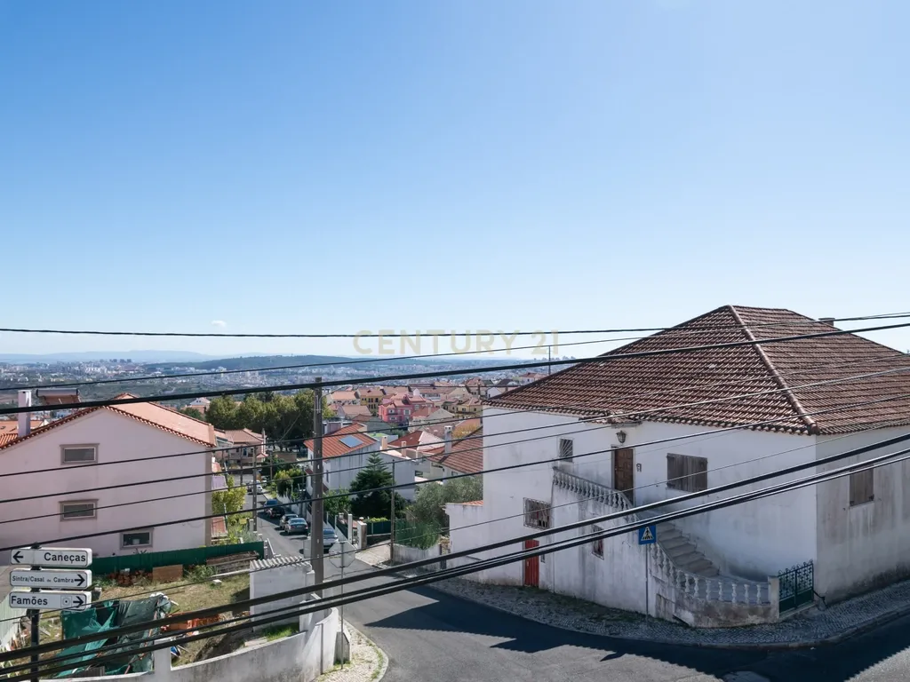 Moradia T4+1 | 368 m² | Garagem para 4 Viaturas | Casal do Bispo, Famões - Image 29