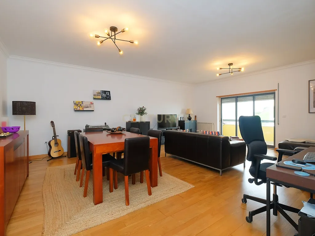 Apartamento T3 com Excelentes Áreas e Garagem na Urbanização Moinho do Guizo – Mina de Água, Amadora - Image 1