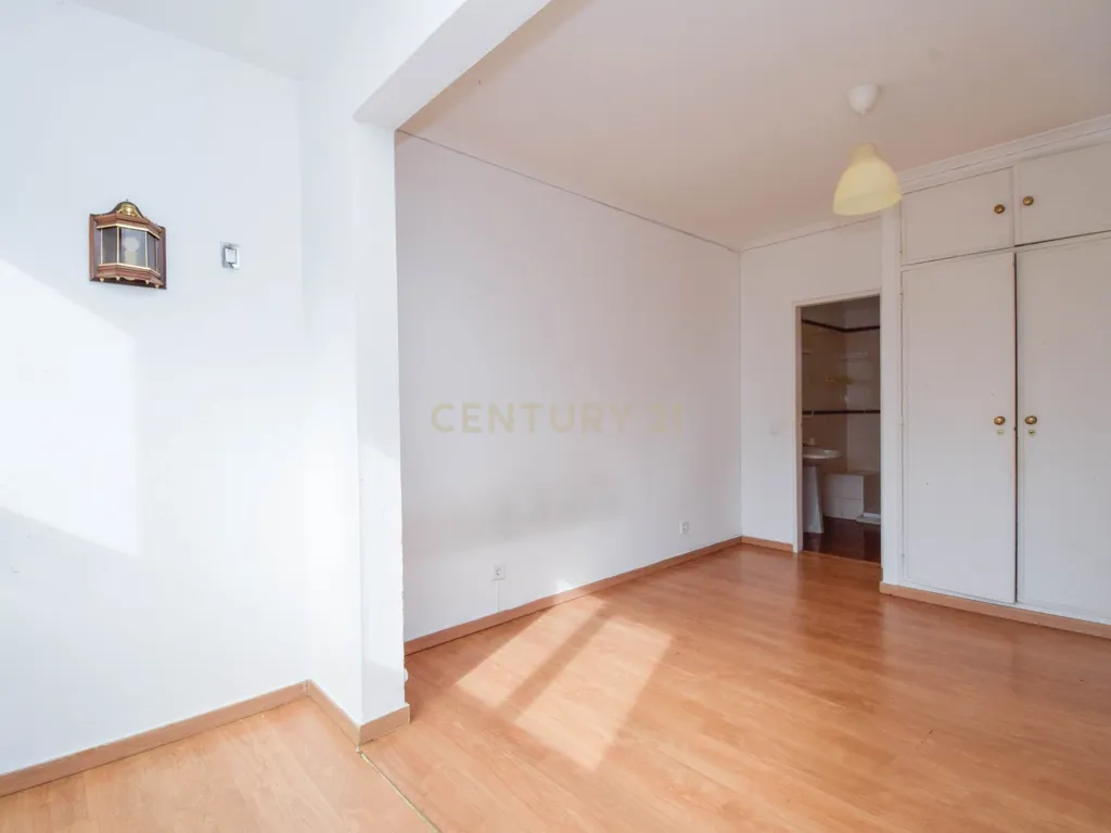 T3 na Quinta do Marquês, Oeiras | 115 m² de Potencial para Criar a Sua Casa de Sonho - Image 12
