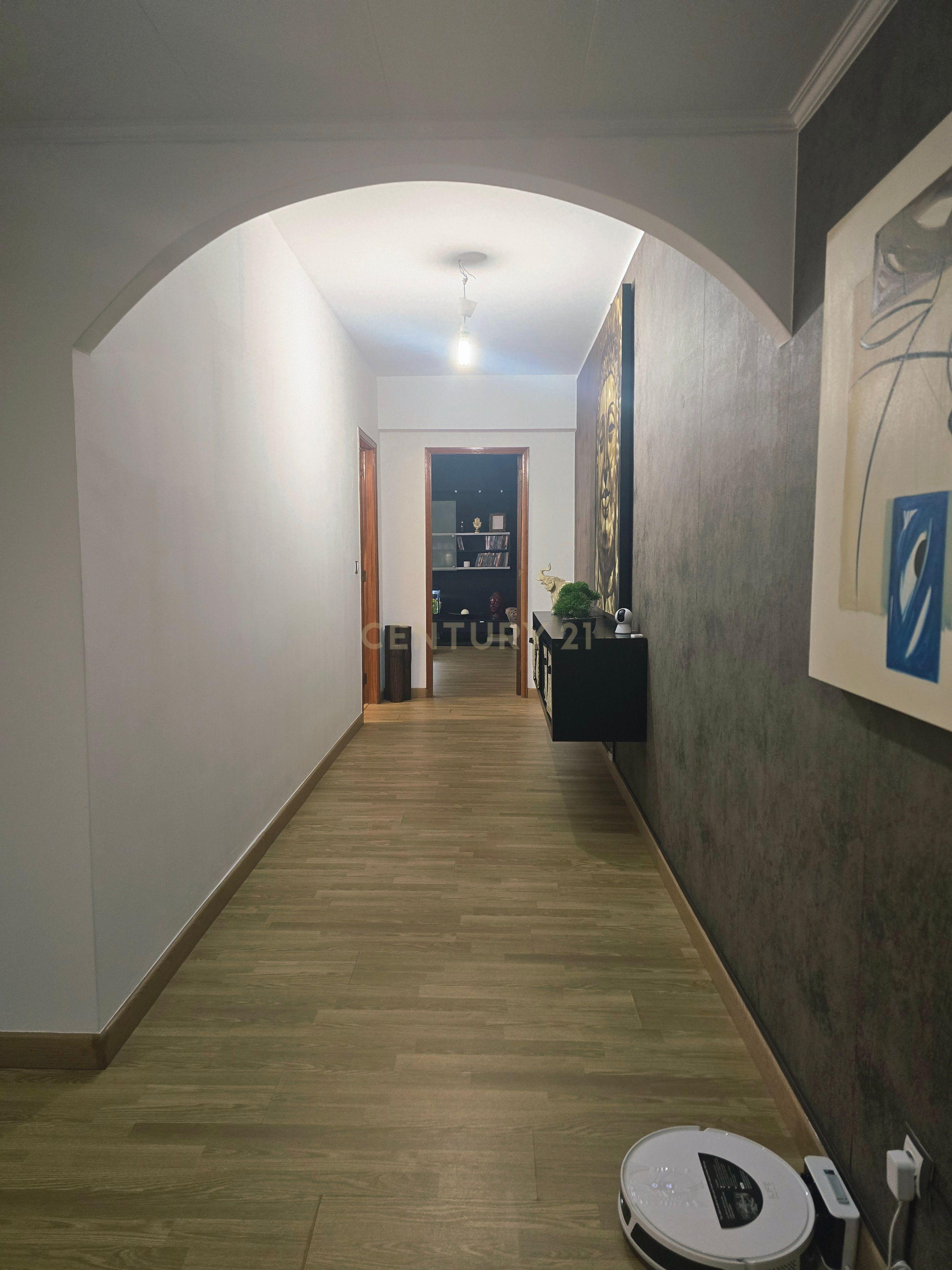 Fotografia 2 de Apartamento T2 com boas áreas, luminosidade, duas varandas fechadas e arrecadação | Tapada das Mercês