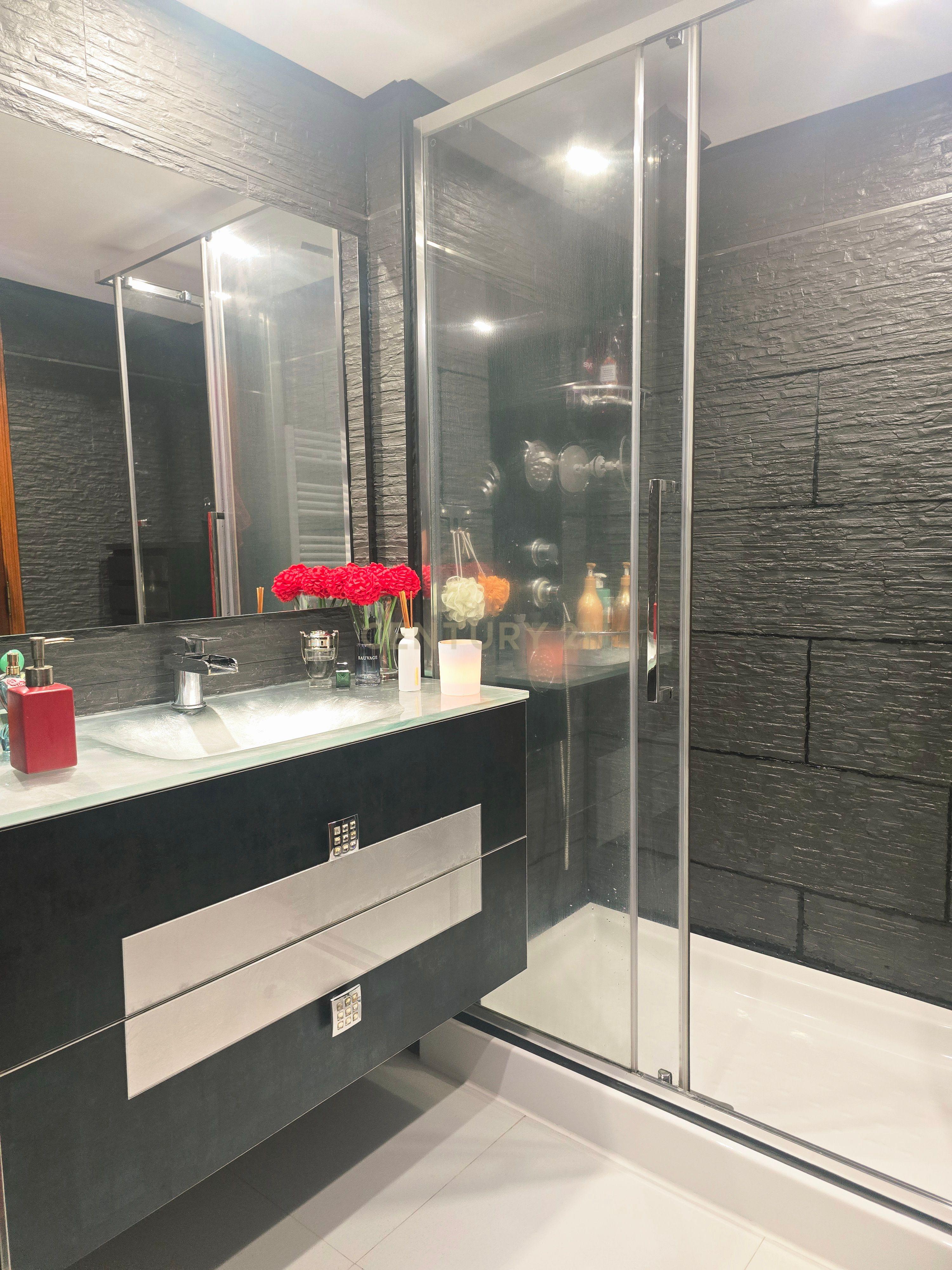 Fotografia 12 de Apartamento T2 com boas áreas, luminosidade, duas varandas fechadas e arrecadação | Tapada das Mercês