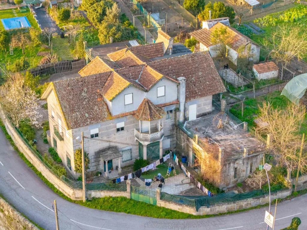 Moradia V5 com Grande Terreno Urbano junto à Estação de Livração – Marco de Canaveses - Image 1