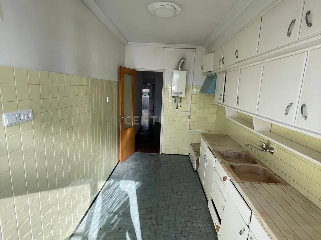 Apartamento T4 em Almada em frente ao metro de superfície! - Image 8