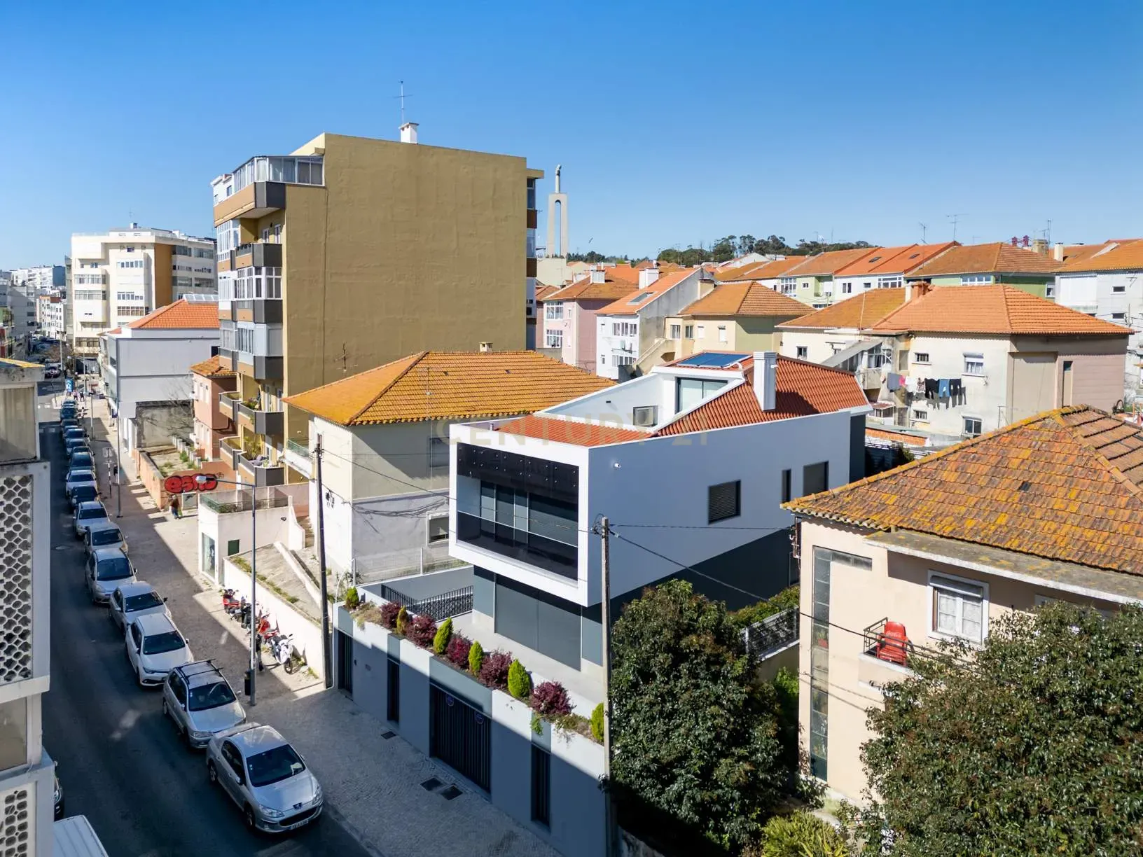 Contemporary Villa with Stunning View — Almada
