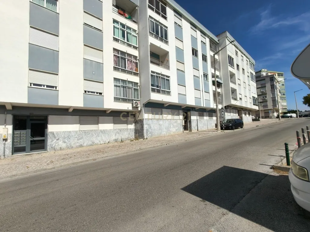 Apartamento T3 na Quinta do Rouxinol- Oportunidade Única! vista para o rio - Image 19