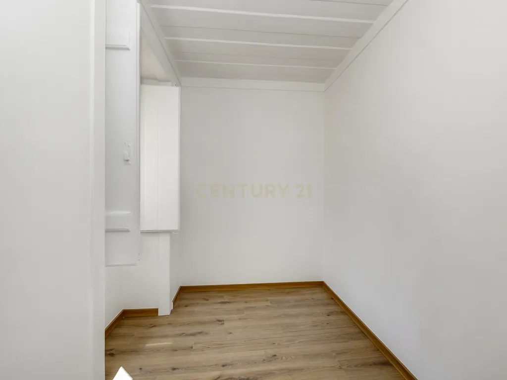 Apartamento T1+1 totalmente remodelado, próximo da Assembleia da República - Image 18