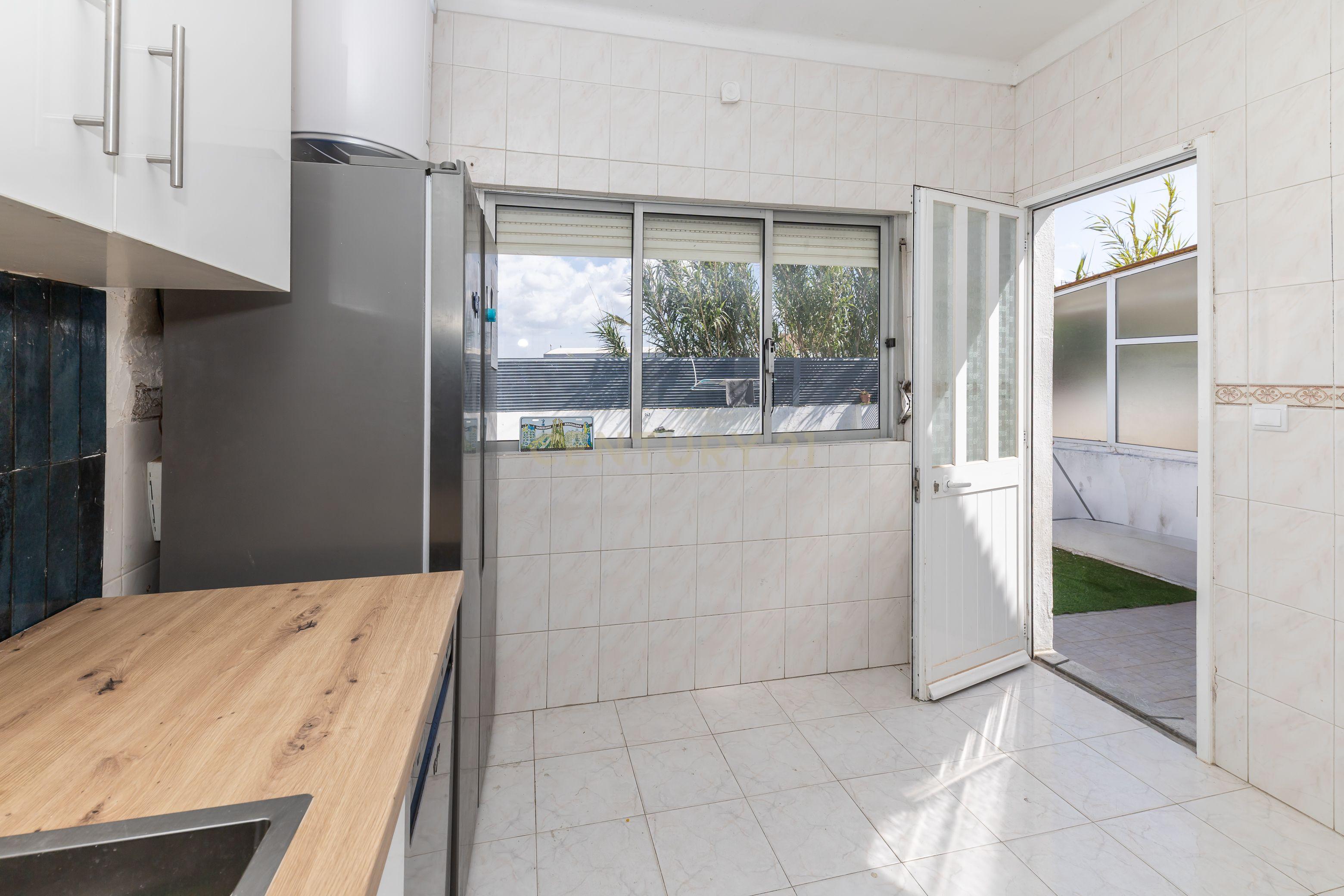 Moradia T2 em Sarilhos Pequenos Remodelada. - Image 16