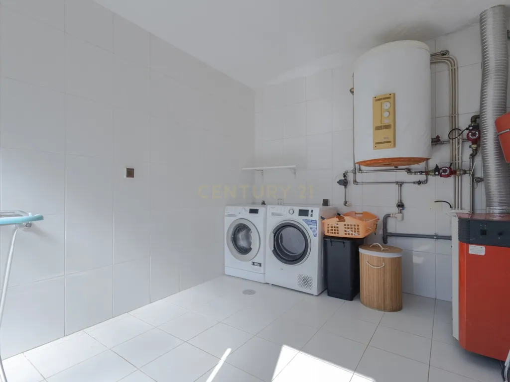 Moradia T3 de Excelência na Maia| 398 m² | 3 Suítes | Garagem para várias Viaturas - Image 11