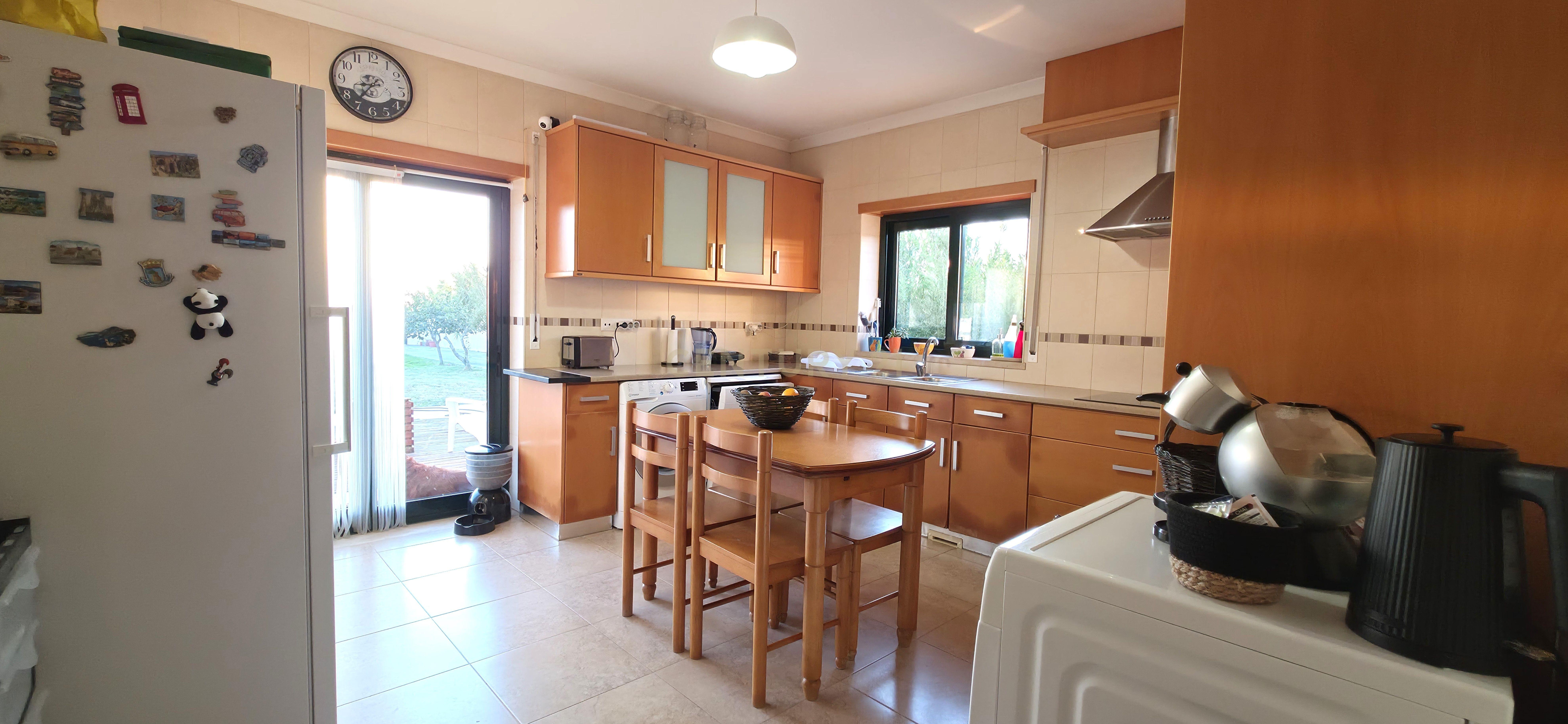 Fotografia 6 de Moradia T2 com aproveitamento de sótão, anexo T0 e excelente localização em Ferrel, Peniche