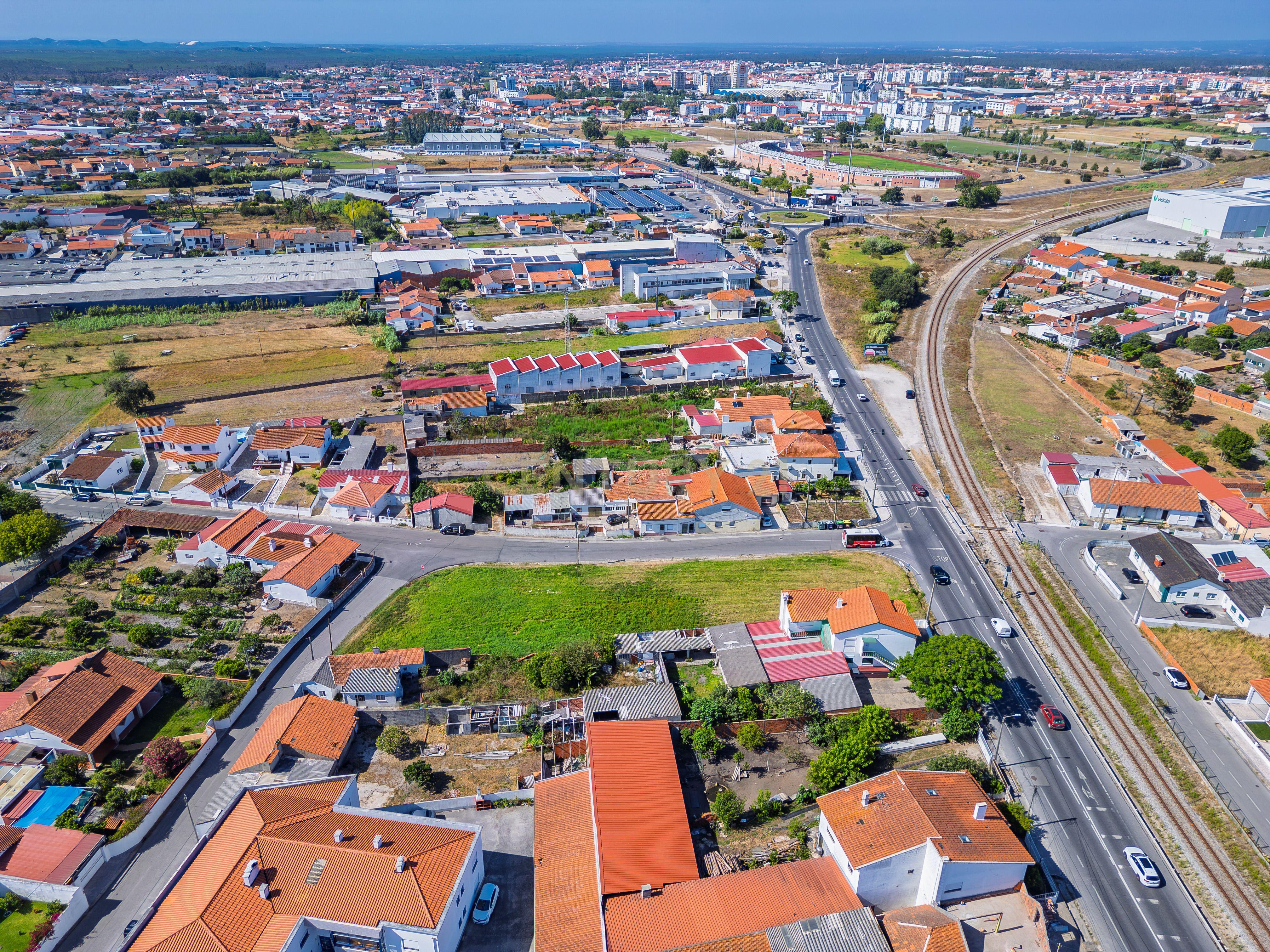 Fotografia 12 de Terreno com 2.117 m² e elevado potencial construtivo. Antigo projeto aprovado para prédio de apartamentos e índice de construção 1. Uma excelente oportunidade para promotores imobiliários.
