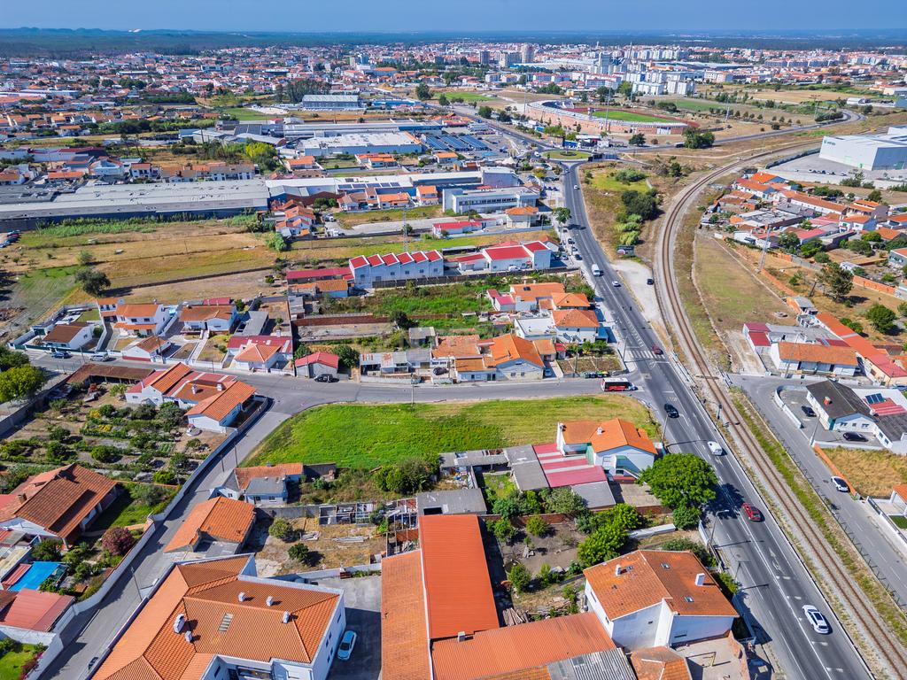 Terreno com 2.117 m² e elevado potencial construtivo. Antigo projeto aprovado para prédio de apartamentos e índice de construção 1. Uma excelente oportunidade para promotores imobiliários. - Image 12