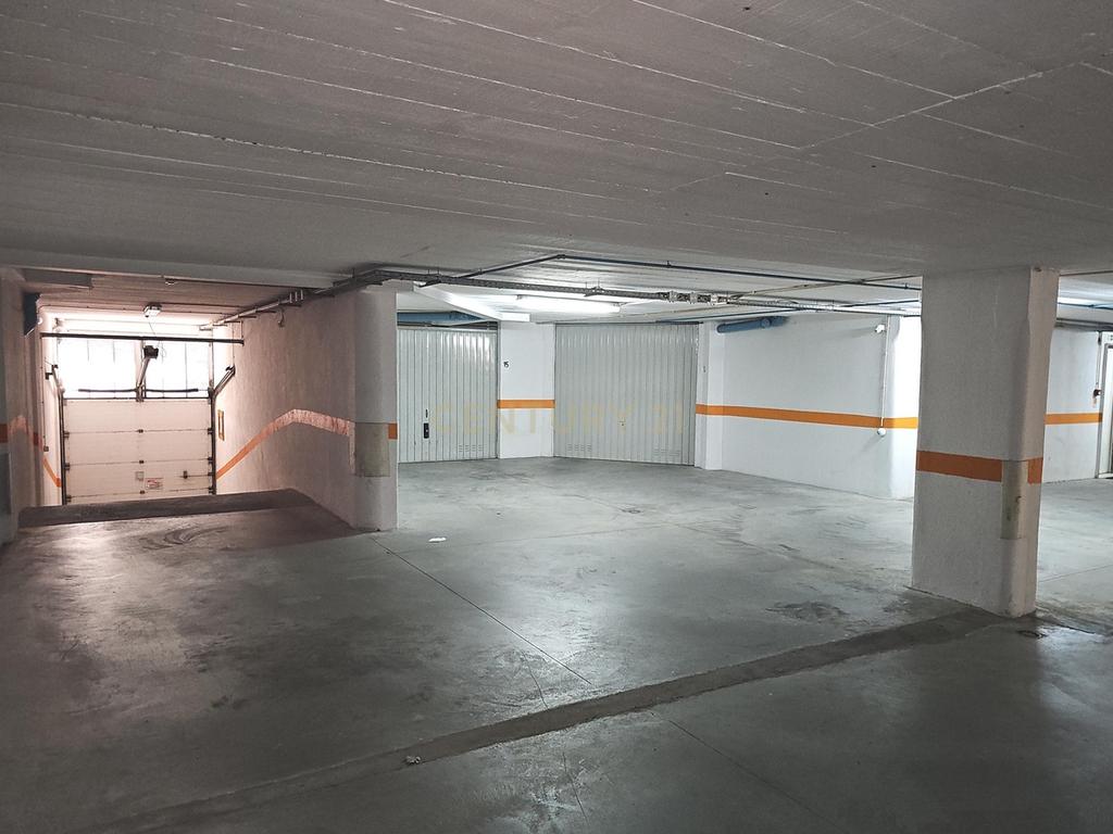 Oportunidade Única em Massamá – Garagem Ampla com Potencial de Oficina - Image 2