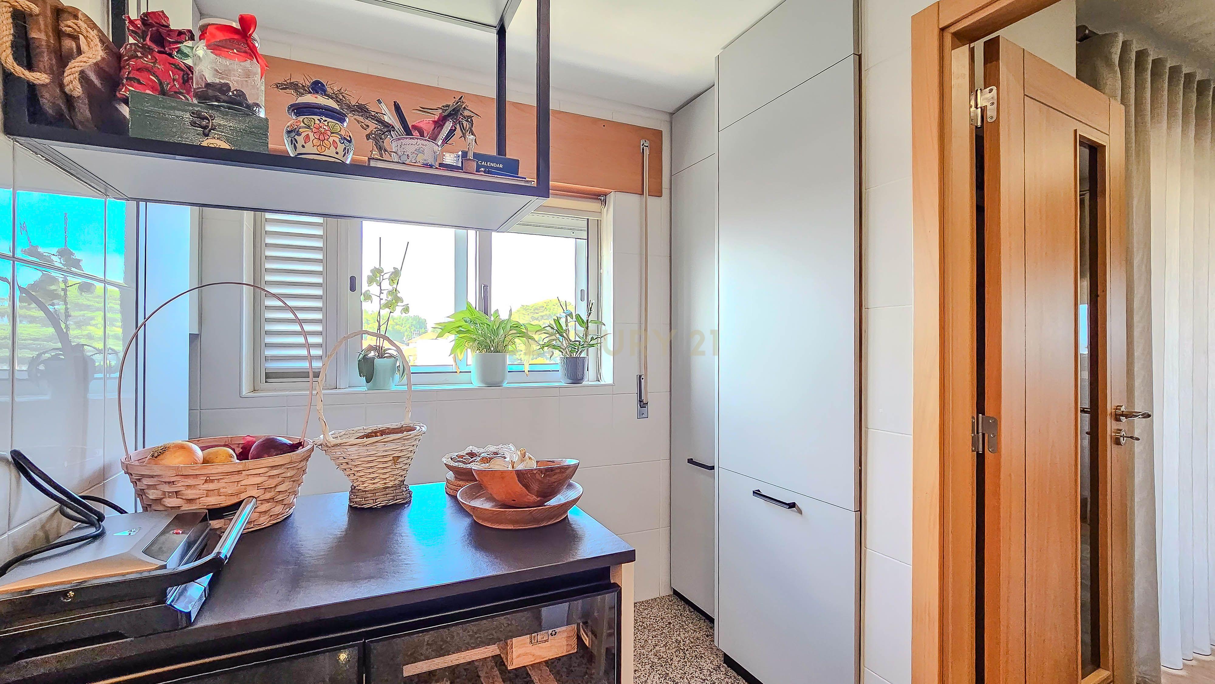 Fotografia 3 de Apartamento T2 no Bonfim, Porto, terraço fechado e varanda.