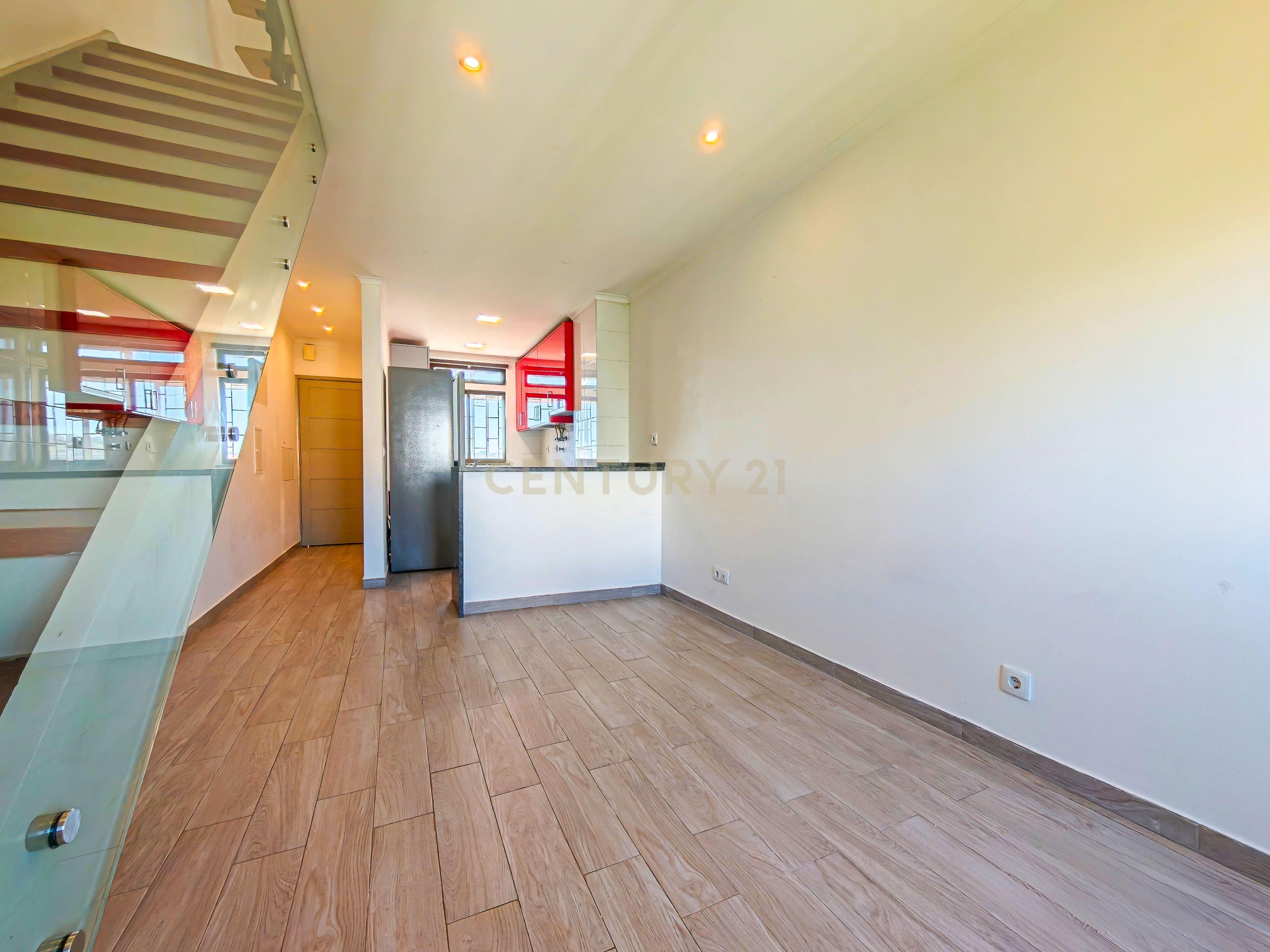 Fotografia 8 de T2 Duplex Remodelado com Espaço Extra no Sótão em Benfica