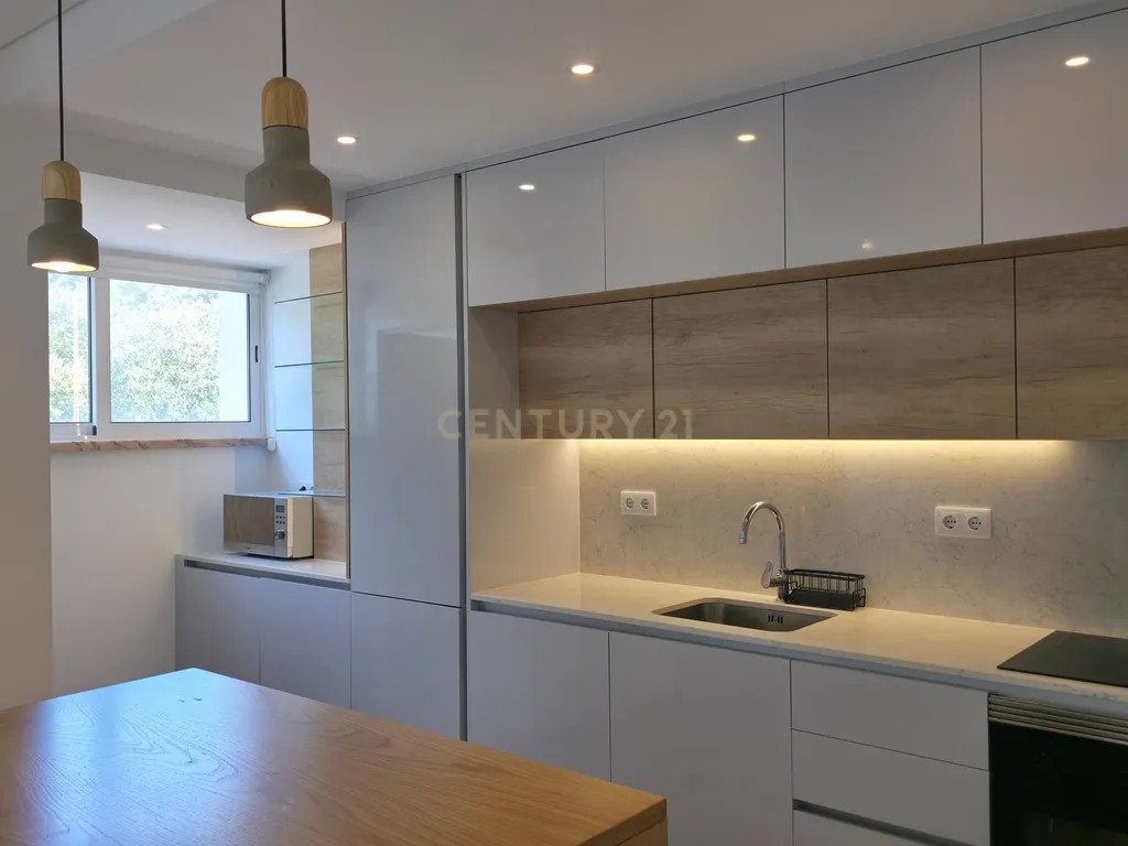 Apartamento T2 Remodelado, Oeiras. - Image 2