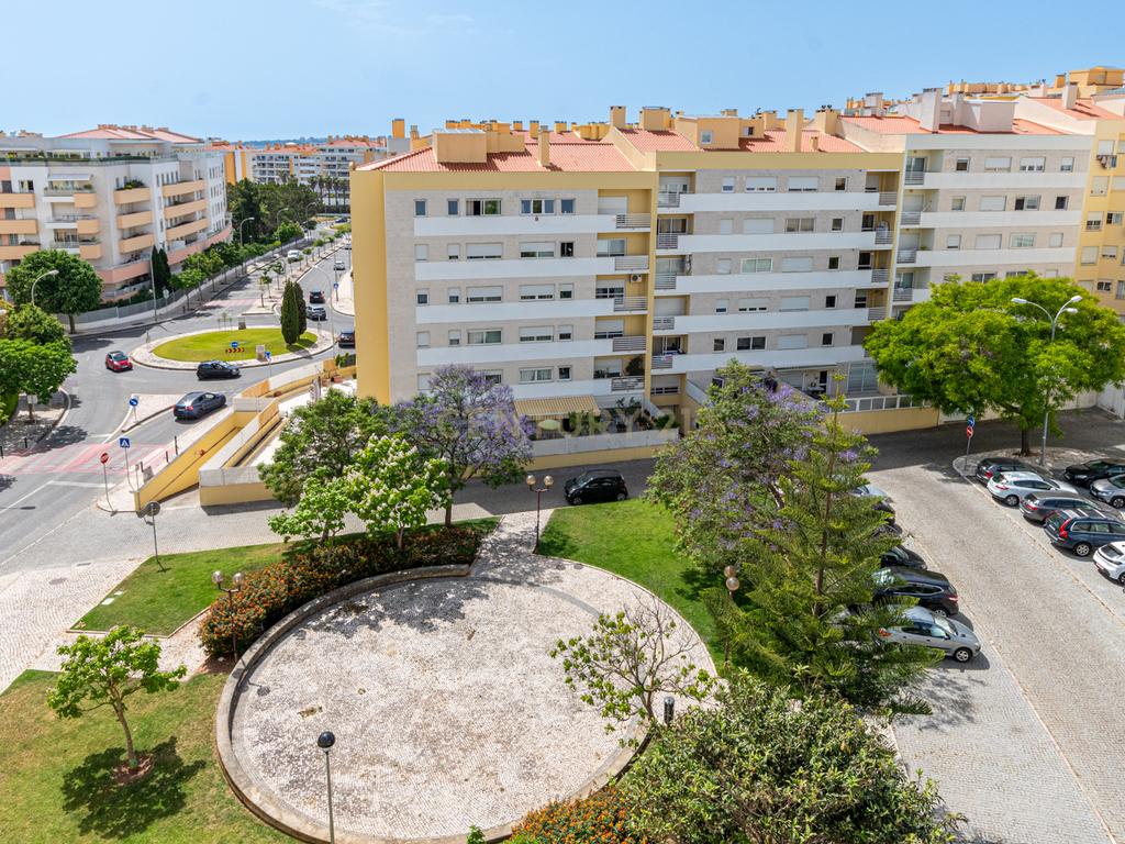 Penthouse T3 + Sótão (2 divisões) com Vista Mar, nos Jardins da Parede - Image 24