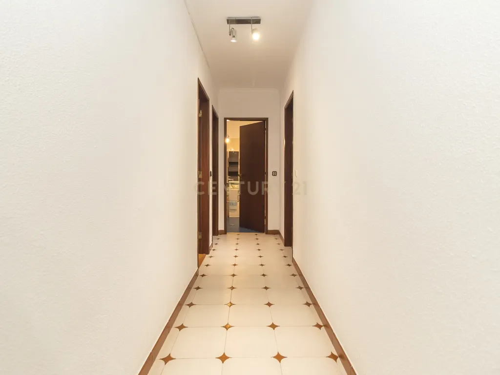 Apartamento T2 de 98m2 com Excelentes Áreas e 2 WC no Centro da Costa da Caparica - Image 23