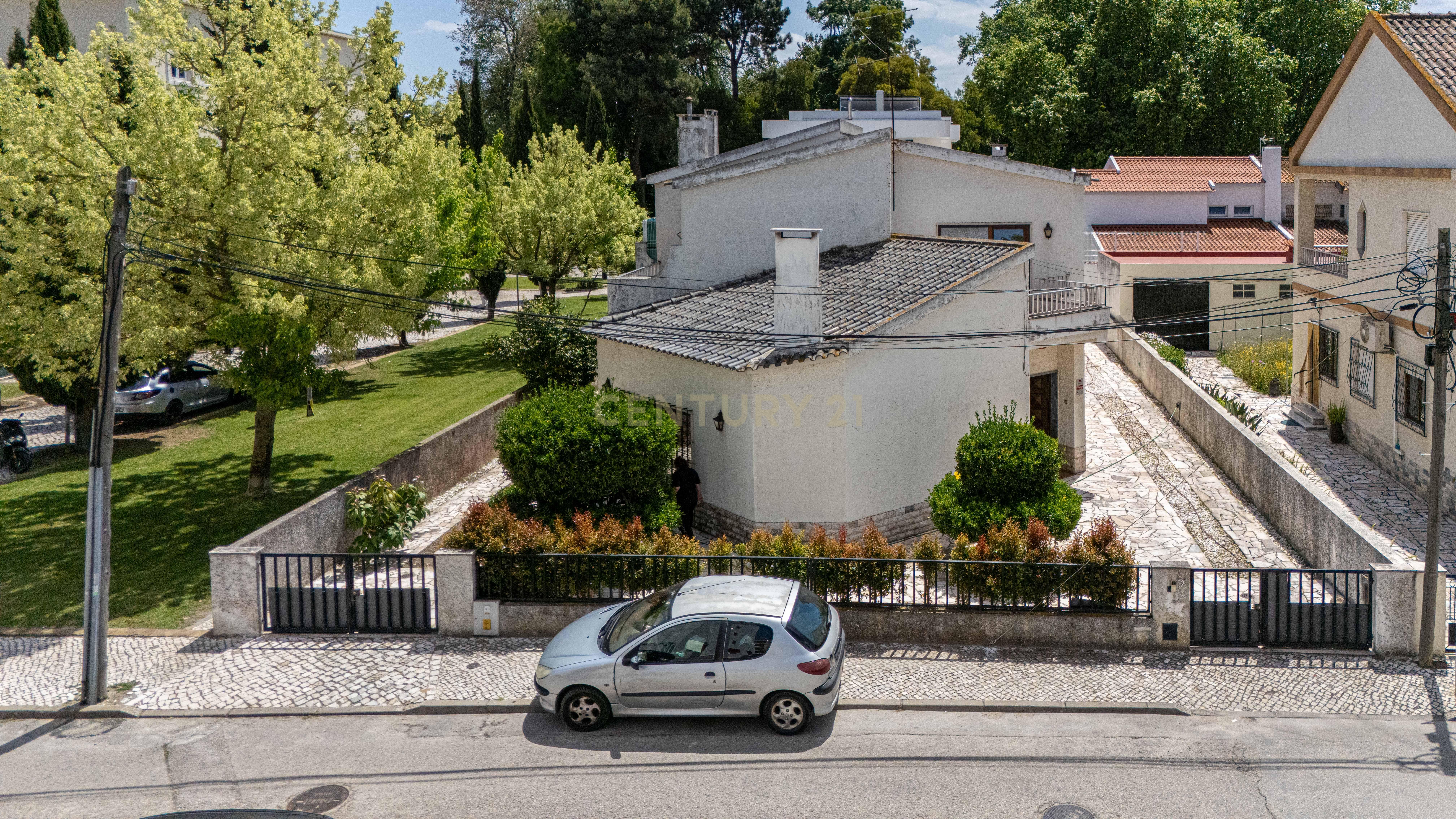 Moradia T6 no centro do Montijo com jardim e garagem - Image 4