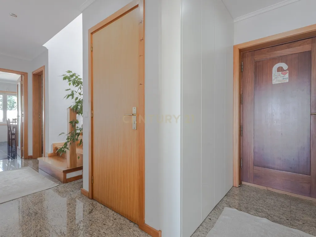 Moradia T3 de Excelência na Maia| 398 m² | 3 Suítes | Garagem para várias Viaturas - Image 9