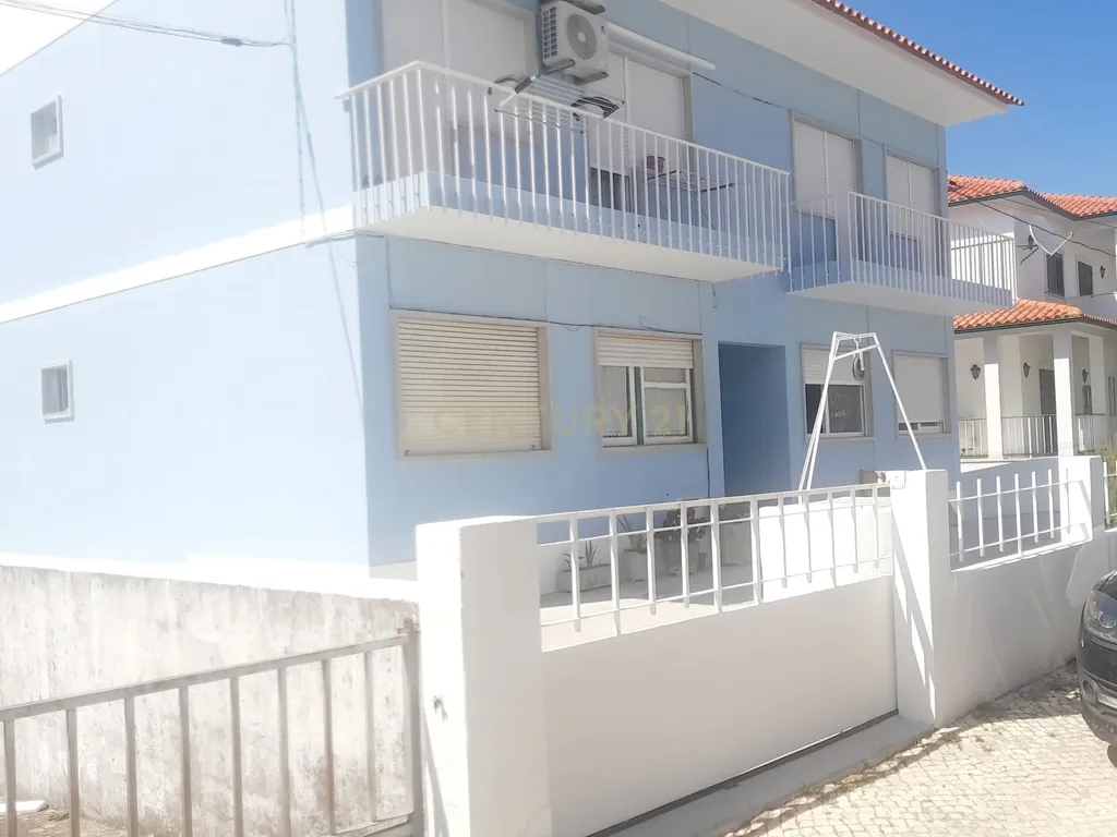Apartamento t2 remodelado em zona muito sossegada de Santarém - Image 1