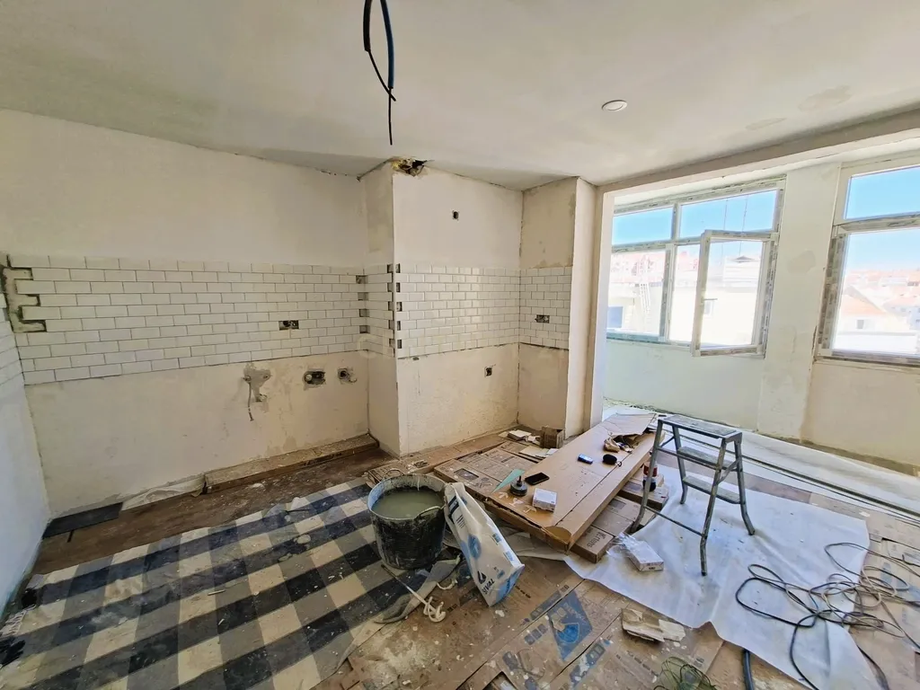 Apartamento Renovado em open-space na Penha de França, Lisboa - Image 4