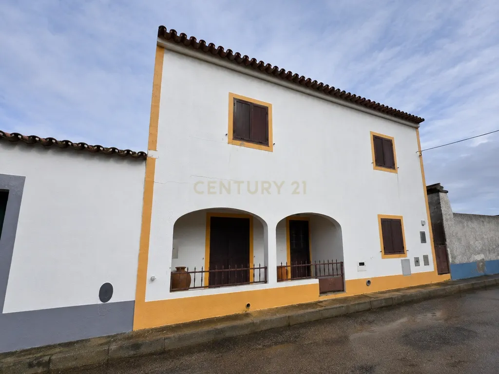 Casa localizada em Viana do Alentejo com 3 Quartos - Image 1