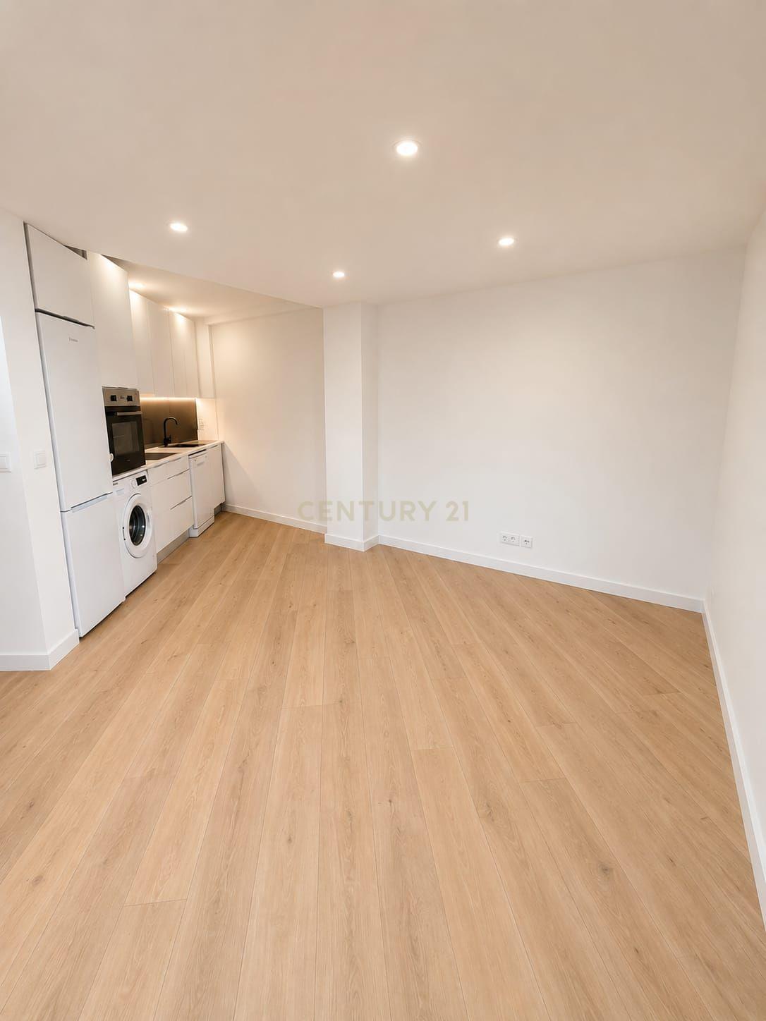 Fotografia 3 de T2+1 Totalmente Remodelado com Varanda e Vista Desafogada | Forte da Casa