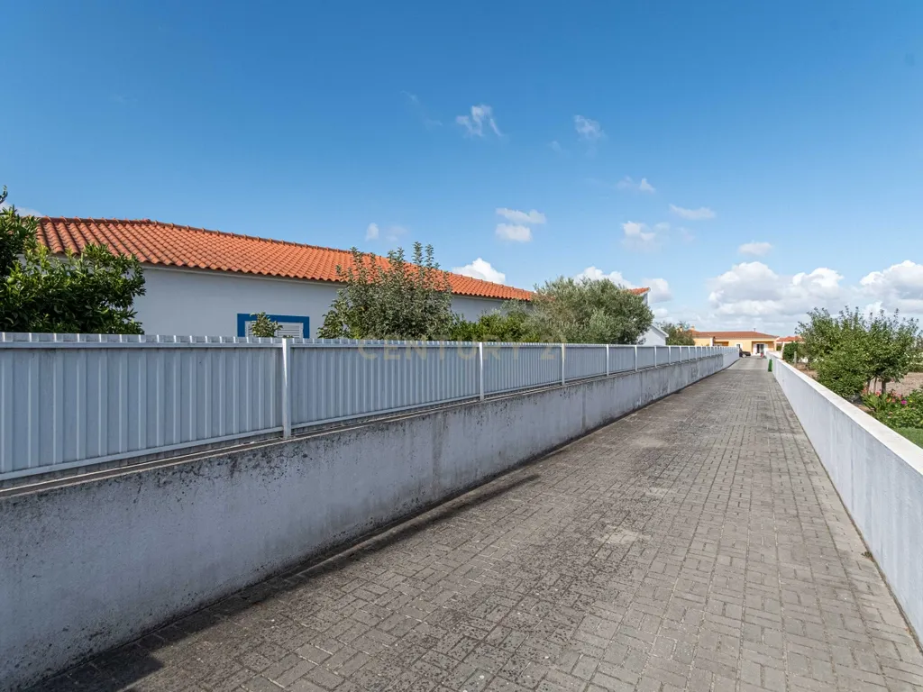 Moradia Independente Térrea com Piscina, Box, jardim e Anexo (Marinhais) - Image 43