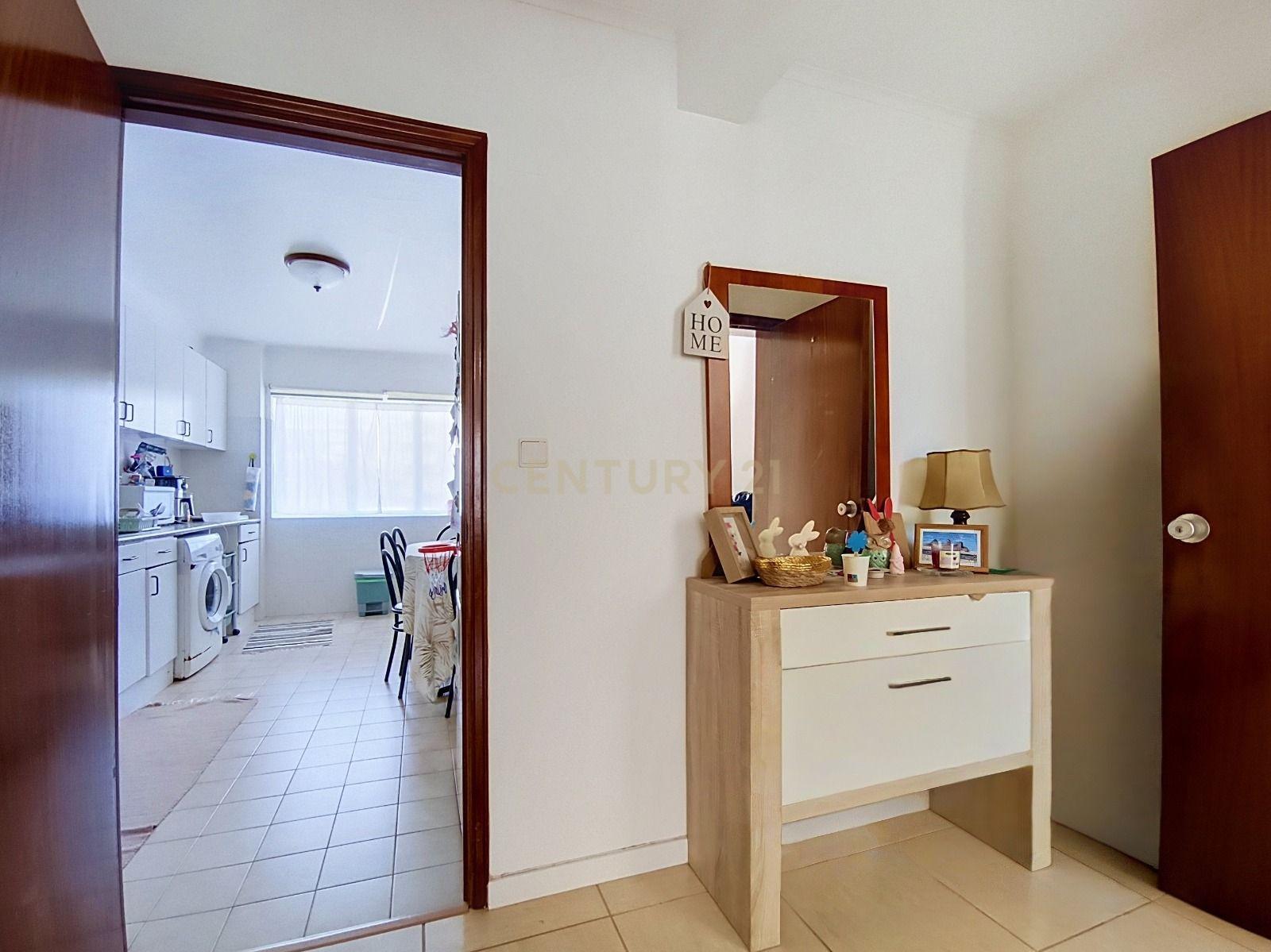 Fotografia 5 de Apartamento T2 com Excelente Luminosidade e Localização Estratégica em Ponta Delgada
