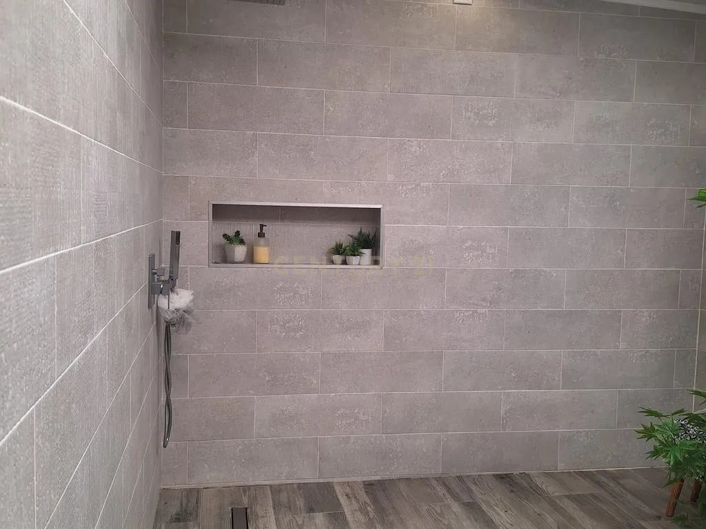Apresentamos esta moradia T3, com 99 m² de área urbana, inserida num generoso terreno misto com 4.080 m², localizada em Covas de Coina, Barreiro. - Image 11