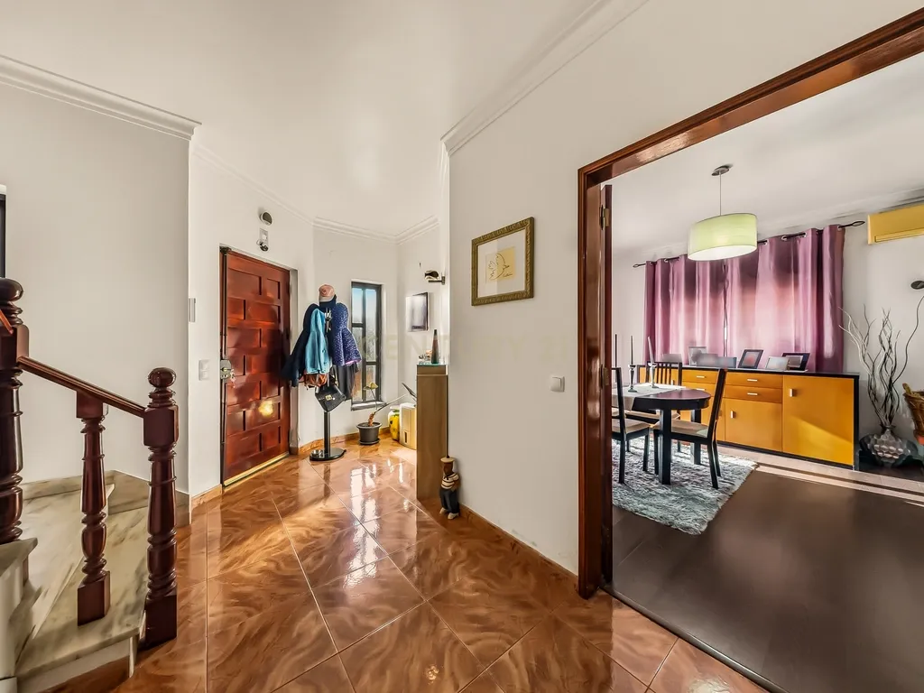 Moradia Geminada T3 com excelentes áreas, terreno e localização privilegiada em Fernão Ferro - Image 17
