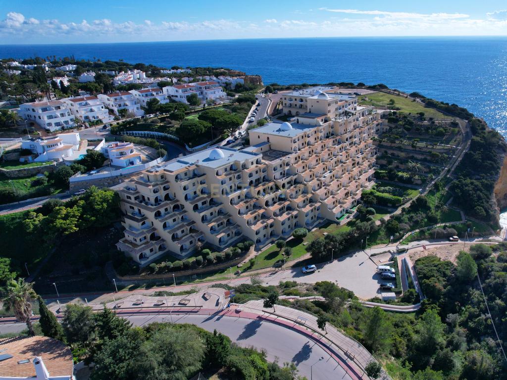 Apartamento T1 em Lagoa com Piscina e Boa Exposição Solar - Image 1