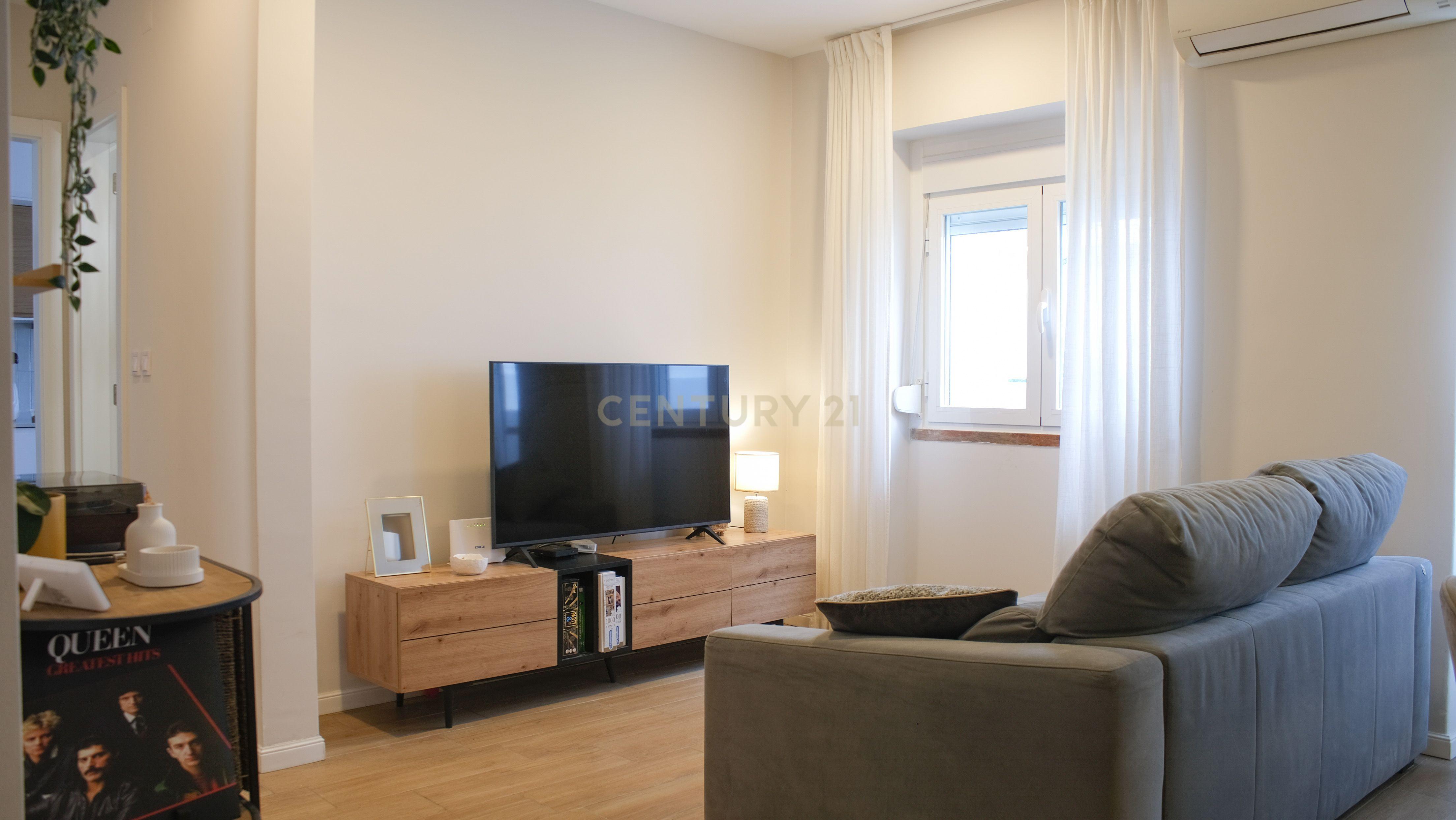 Fotografia 10 de Apartamento T2 Renovado com Logradouro de 80m² no Centro de Almada