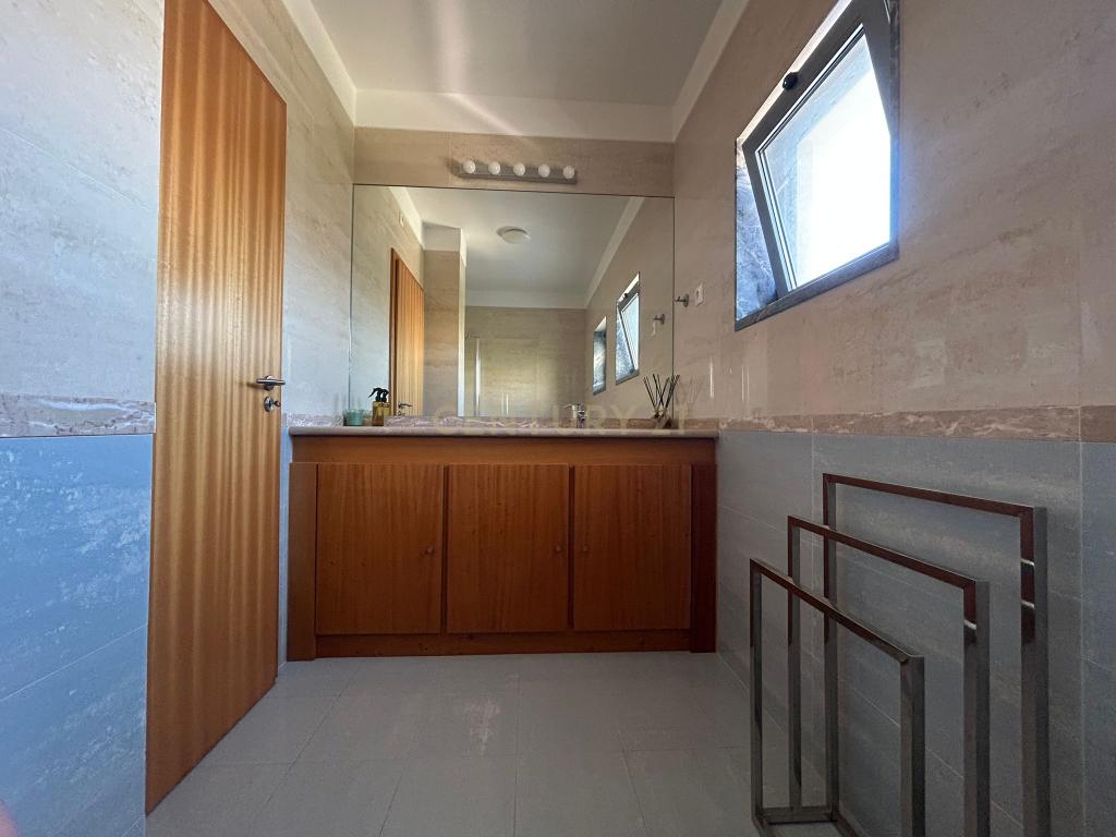 Excelente apartamento T3 - Com Parqueamento - MOBILADO - Image 25