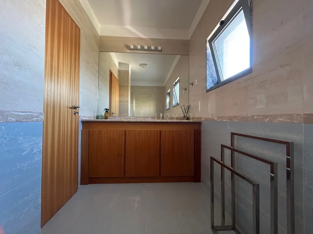 Excelente apartamento T3 - Com Parqueamento - MOBILADO - Image 25