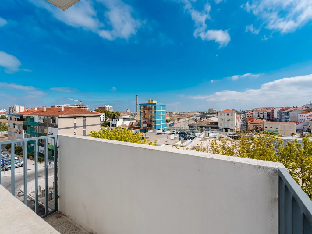 T2 na Verderena, a 5 min dos barcos do Barreiro e 25 min de Lisboa - Image 17