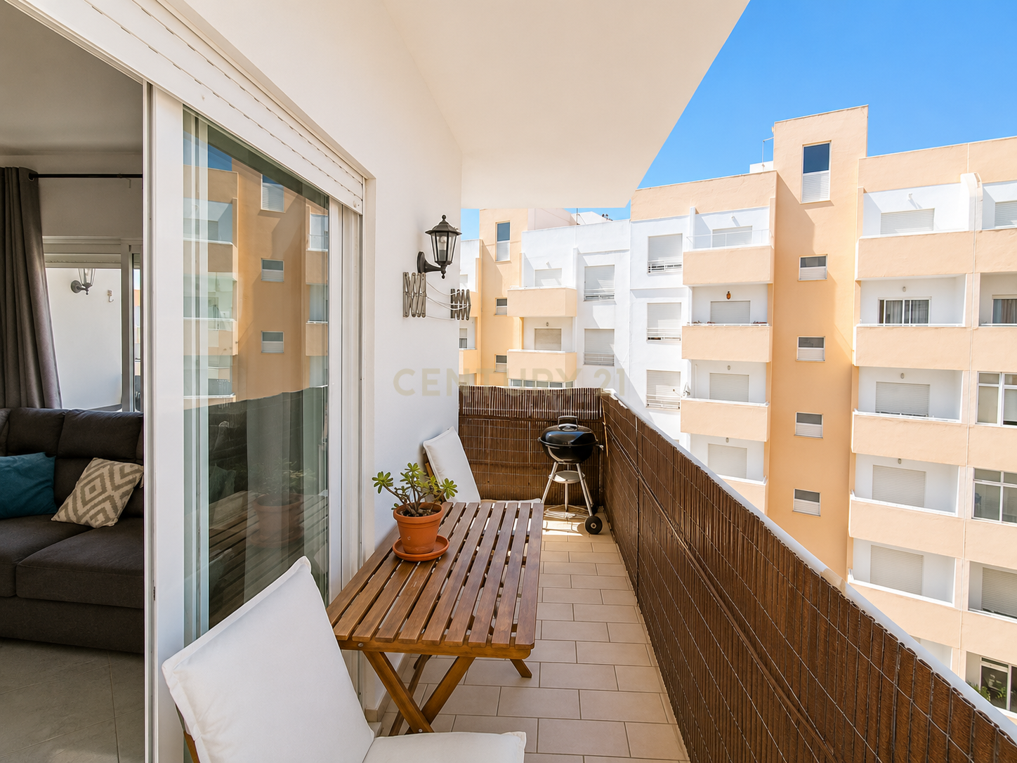 Fotografia 3 de Apartamento T2 Funcional na Urbanização da Raminha, Portimão