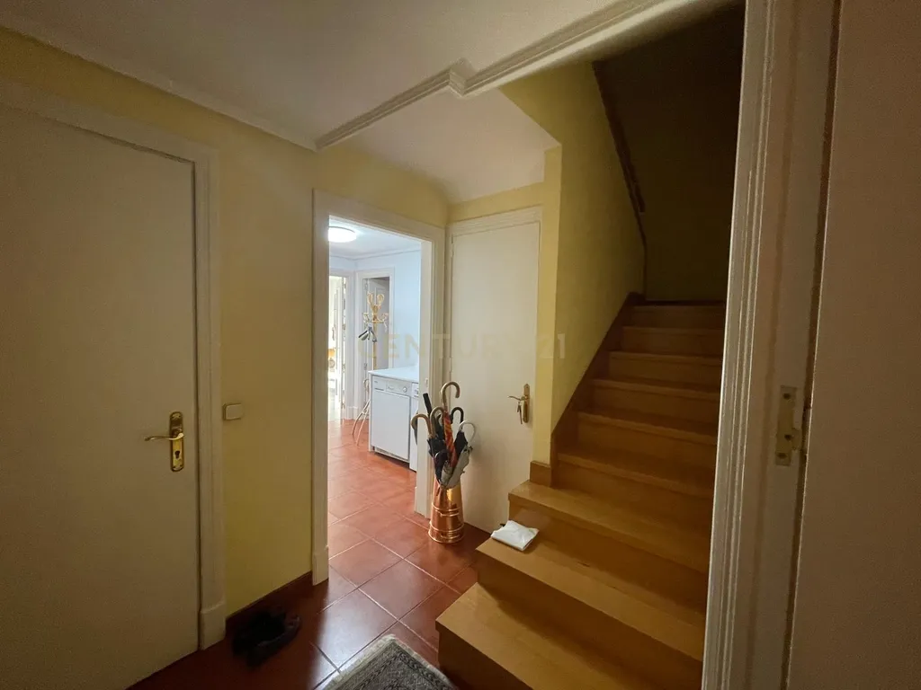 Luxuosa Moradia Renovada em Madrid com Vista para a Cidade - Image 38