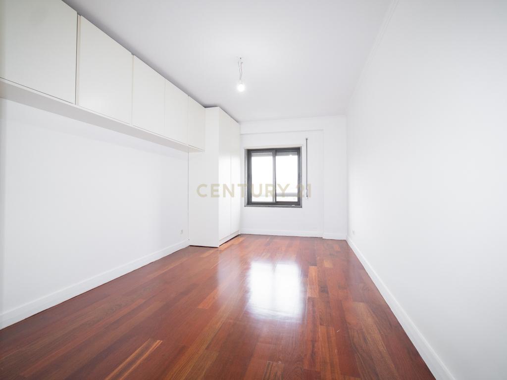 Apartamento T3 em Odivelas com Garagem e Elevador - Image 30