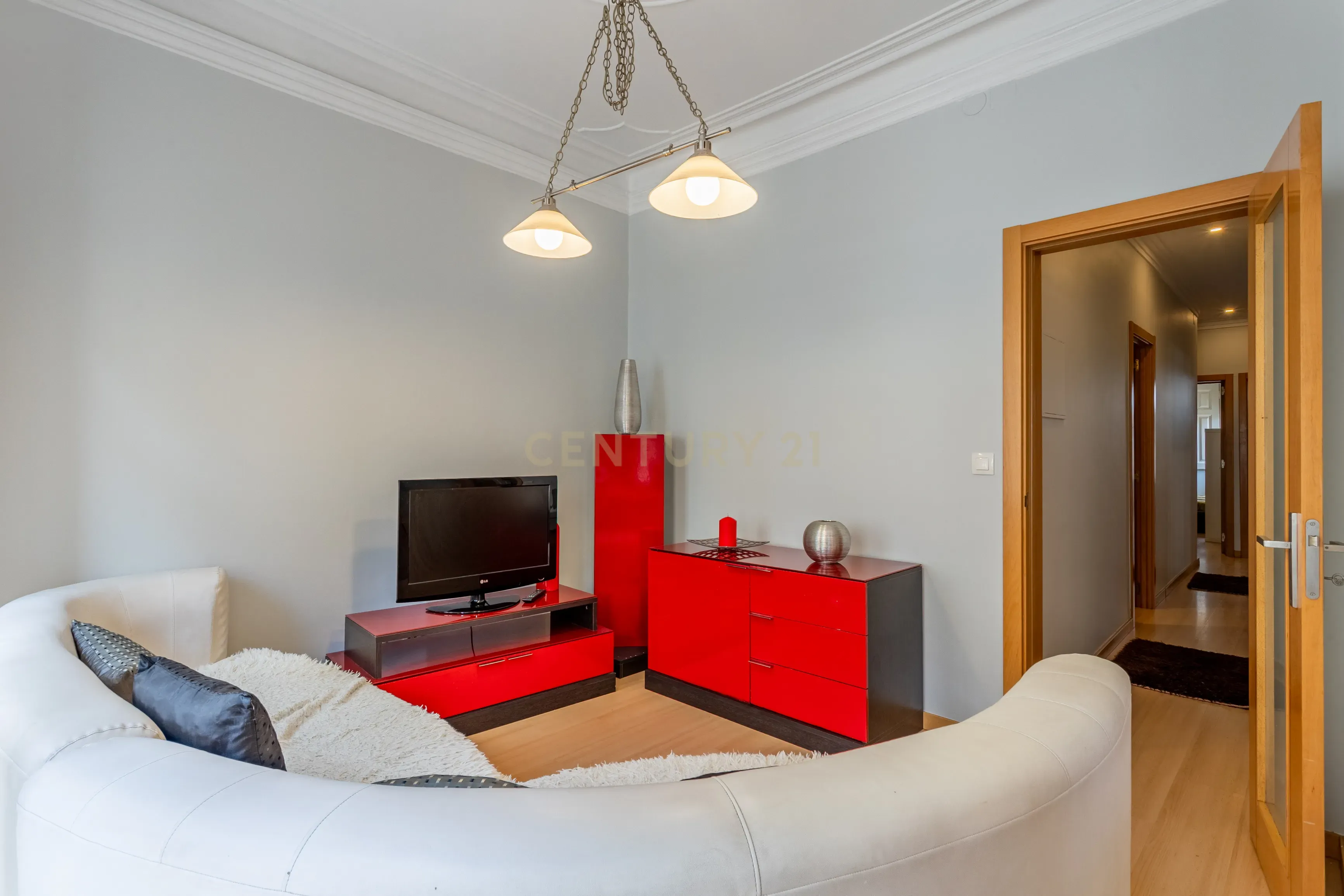 Apartamento T3 inserido num prédio de traça tradicional, no coração de Lisboa, a 5 min da Basílica da Estrela - Image 5