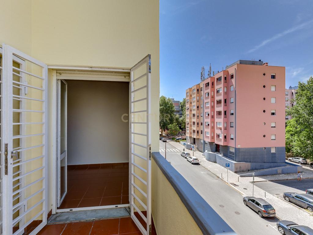 Apartamento T4 Duplex no coração de Telheiras - Image 22
