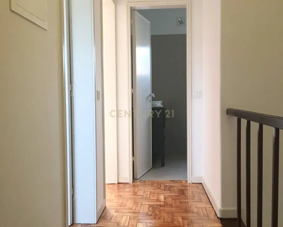 🏡 Moradia Geminada T2 Renovada para arrendamento no Livramento – Perto das Praias e de Lisboa - Image 15