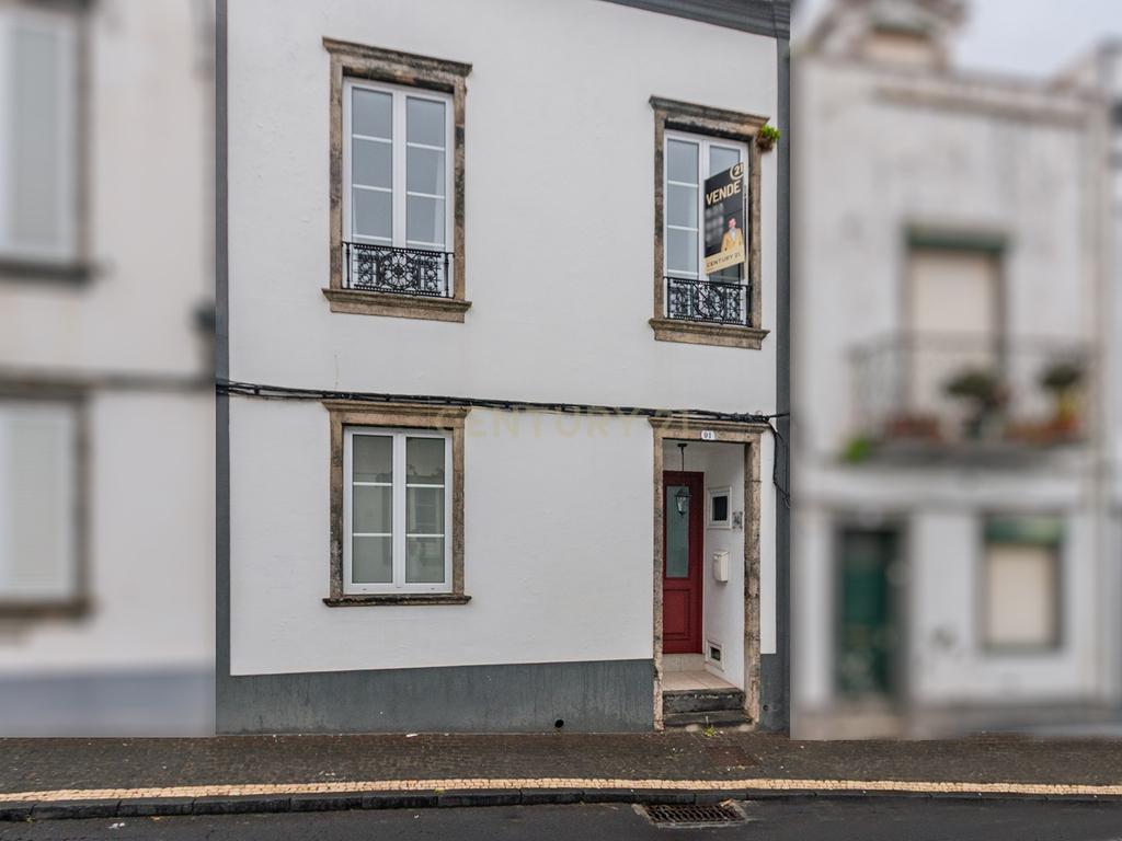 Casa Renovada com Vista para a Cidade em Ponta Delgada - Image 2
